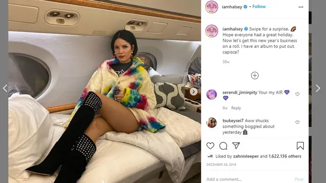 Halsey saat berada di dalam pesawat