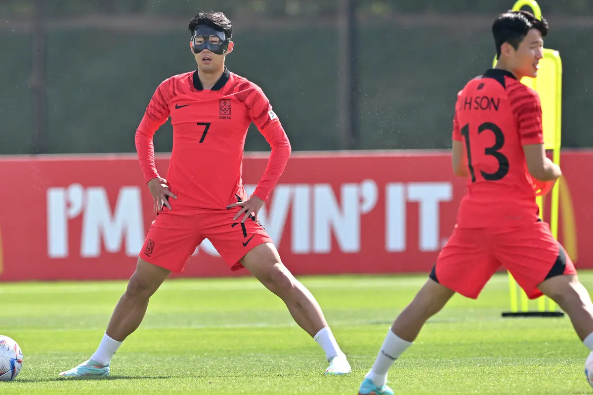 Son Heung-min Jalani Latihan Pakai Masker Pelindung