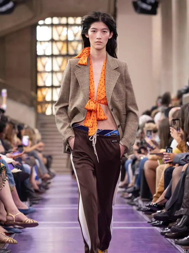 Gandeng Wrangler dan New Balance, Miu Miu Transformasi Daily Wear Jadi Lebih Elegan