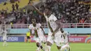 <p>Selebrasi pemain Timnas Mali U-17, Mamadou Doumbia setelah mencetak gol kedua melalui penalti ke gawang Uzbekistan U-17 dalam pertandingan babak penyisihan Grup B Piala Dunia U-17 2023 di Stadion Manahan, Solo, Jumat (10/11/2023). (Bola.com/Arief Bagus)</p>