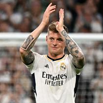 Pemain Real Madrid memberikan tepuk tangan kepada para fans saat melakukan upacara perpisahan setelah laga Liga Spanyol 2023/2024 melawan Real Betis di Santiago Bernabeu, Madrid, Spanyol, Minggu (26/05/2024) dini hari WIB. Kroos memutuskan untuk pensiun dari sepak bola setelah Euro 2024 nanti. (AFP/Javier Soriano)