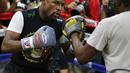 Jelang mega duel melawan Manny Pacquiao, Mayweather berlatih keras. (AP Photo/John Locher)