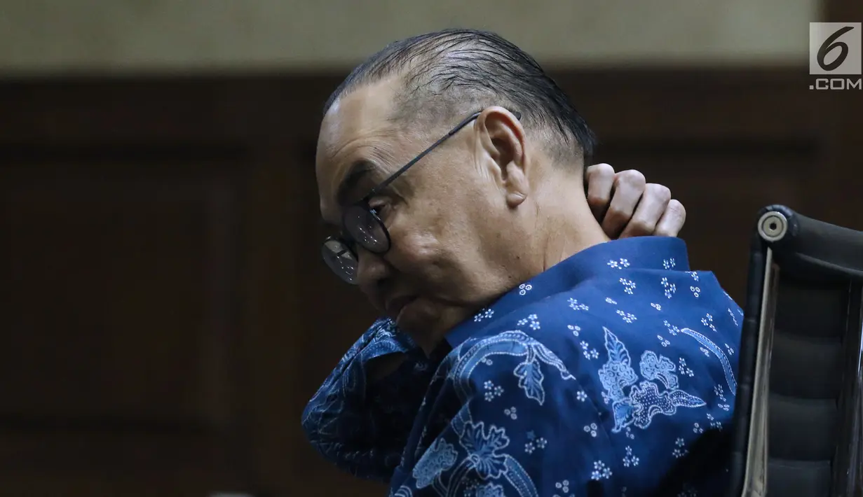 Terdakwa dugaan suap pembangunan PLTU Riau-1, Johannes Budisutrisno Kotjo saat menjalani sidang lanjutan di Pengadilan Tipikor, Jakarta, Senin (26/11). Sidang mendengar pembacaan tuntutan dari JPU KPK. (Liputan6.com/Helmi Fithriansyah)