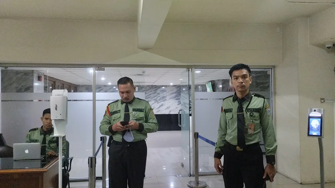 Anggota satuan pengamanan dalam (pamdal) jaga ketat akses masuk kantor DPRD DKI Jakarta usai penggeledahan KPK