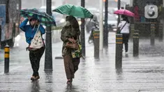 Pejalan kaki menggunakan payung saat hujan deras di kawasan Thamrin, Jakarta, Rabu (23/11/2022). Kepala Pelaksana Badan Penanggulangan Bencana Daerah (BPBD) DKI Jakarta Isnawa Adji mengimbau masyarakat untuk mengurangi aktivitas di luar rumah apabila Jakarta mengalami cuaca ekstrem. (Liputan6.com/Faizal Fanani)