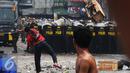 Warga Kampung Pulo menyerang Petugas saat penggusuran Kampung Pulo, Jakarta, Kamis (20/8/2015). Penggusuran pemukiman Kampung Pulo dilakukan oleh 2.200 personel gabungan untuk normalisasi Sungai Ciliwung. (Liputan6.com/Herman Zakharia)