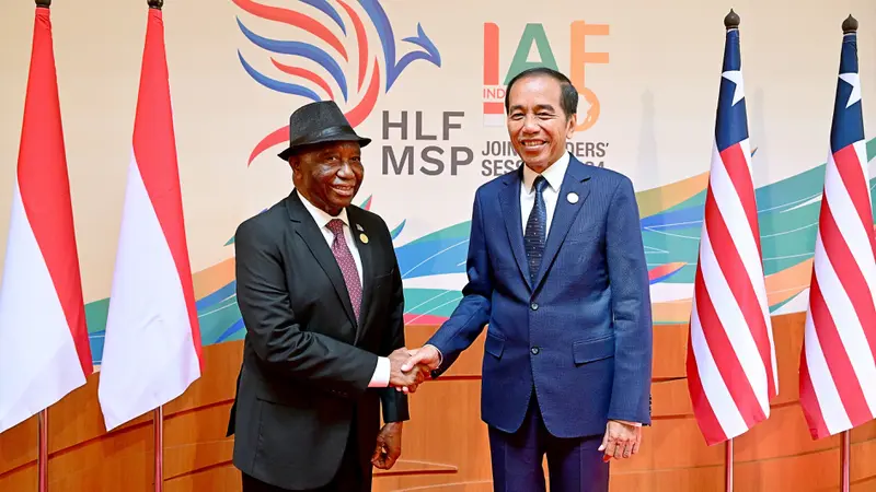 Presiden Joko Widodo atau Jokowi hari ini, Senin (2/9/2024), melakukan pertemuian bilateral dengan Presiden Liberia Joseph Nyuma Boakai di Ruang Casablanca, Hotel Mulia Nusa Dua, Bali.