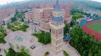 Institut Penerbangan Sipil Sichuan memiliki desain arsitektur seperti kastil-kastil mewah Eropa, yang memiliki gedung super luas.