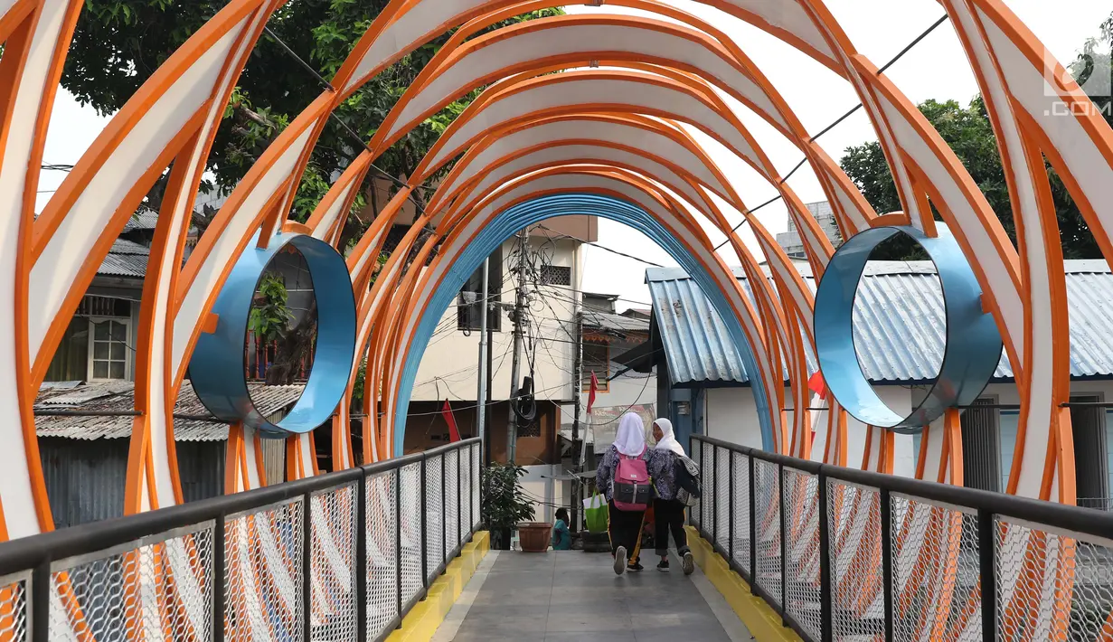 Dua pelajar melintasi Jembatan Ketupat di Jalan Gajah Mada, Petojo, Jakarta, Kamis (8/8/2019). Jembatan Ketupat memiliki bentang 12,5 meter dan lebar 2,5 meter dengan waktu pengerjaan selama 45 hari. (Liputan6.com/Helmi Fithriansyah)