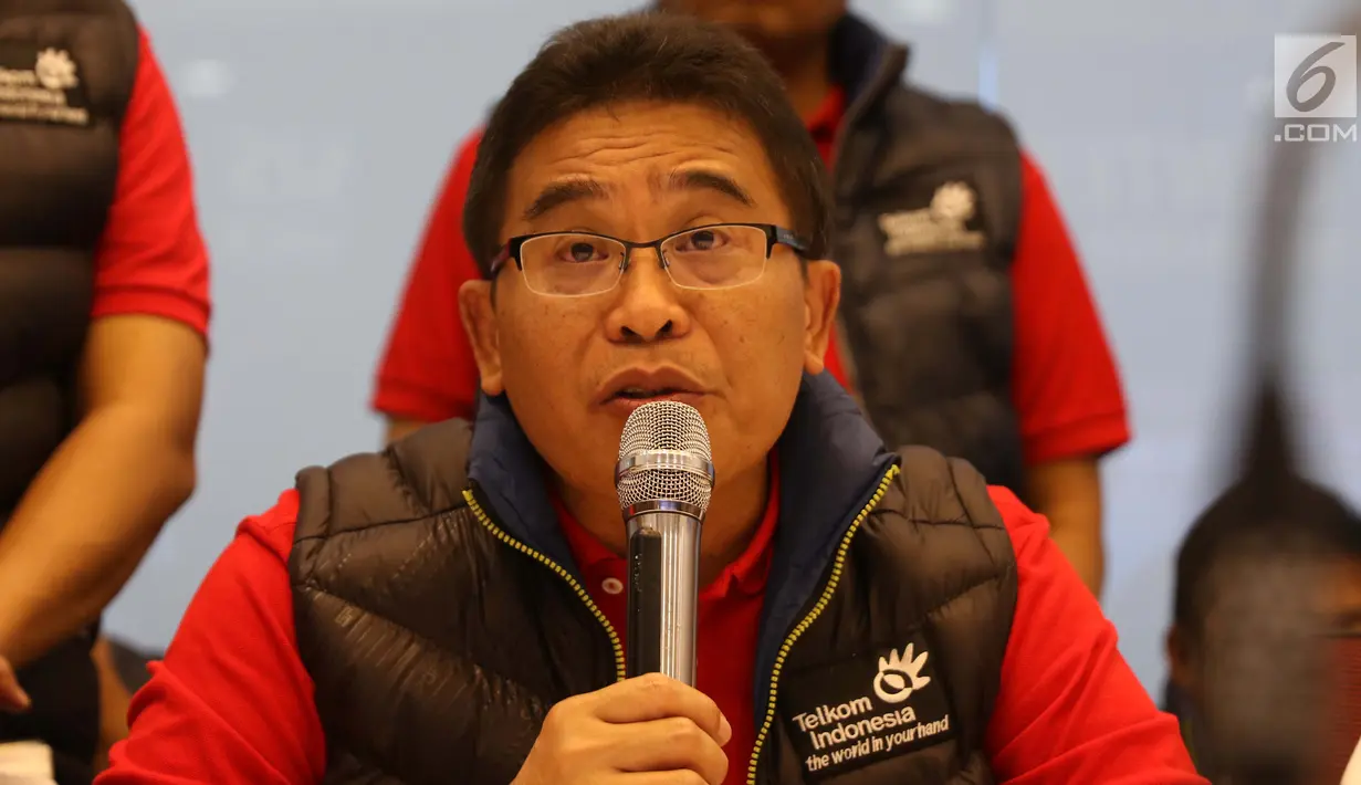 Dirut Telkom Alex J. Sinaga memberi keterangan di Gedung Merah Putih Telkom, Jakarta, Selasa (5/9). Alex mengatakan untuk memaksimalkan pemulihan layanan Telkom terus mengerahkan seluruh personil dan teknisi TelkomGroup. (Liputan6.com/Angga Yuniar)