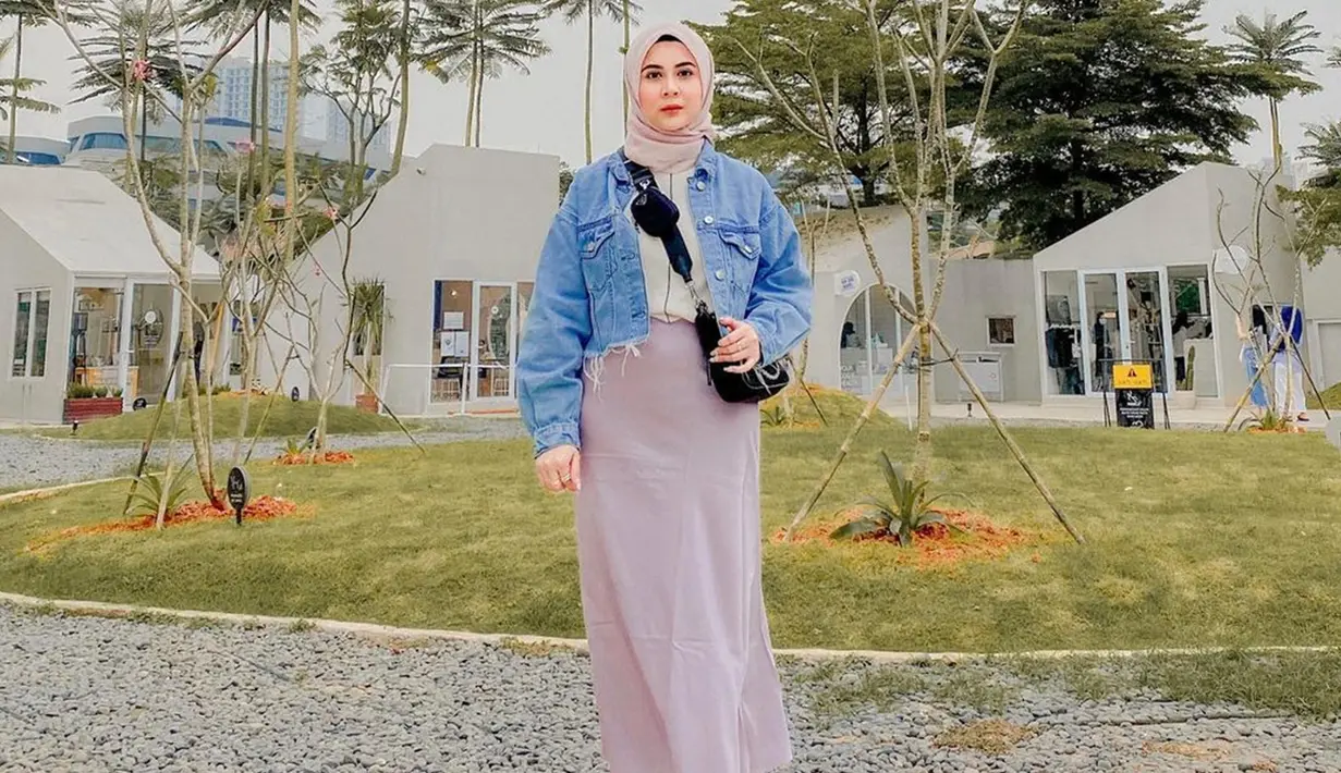 Perpaduan busana berwarna pastel dengan jaket denim yang dikenakan oleh Kesha pun terlihat sederhana namun tetap menampilkan kesan menawan. Ia pun terlihat menambahkan detail pada sling bag berwarna hitam guna menonjolkan busana yang dipakainya. (Liputan6.com/IG/@kesharatuliu05)