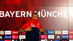 Arturo Vidal saat mengenakan kostum klub barunya Bayern Muenchen di Allianz Arena, Muenchen, Jerman (28/7/2015). Vidal dibeli Bayern dari Juventus dengan harga 40 juta euro atau setara Rp 593 miliar. (REUTERS/Michaela REHL)