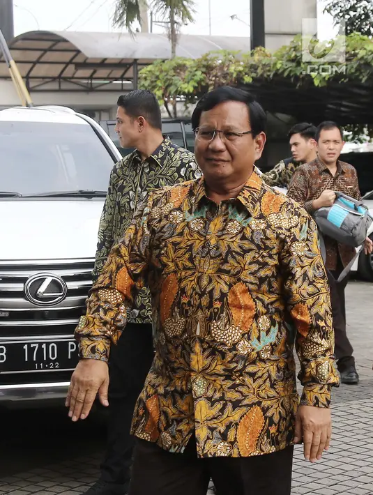 Ketua Umum Partai Gerindra Prabowo Subianto saat tiba di Kantor DPP PKS, Jakarta, Senin (30/7). Kunjungan Prabowo ke DPP PKS untuk membahas hasil pertemuannya dengan Partai Demokrat. (Liputan6.com/Herman Zakharia)