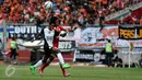 Pemain Persija Andik Rendika Rama (kanan) berebut bola dengan Pemain PSM Makasar Alex dalam pertandingan Trofeo Persija di Stadion Utama Gelora Bung Karno, Senayan, Jakarta, (9/4). Persija menang adu pinalti dengan skor 4-1.(Liputan6.com/Johan Tallo)