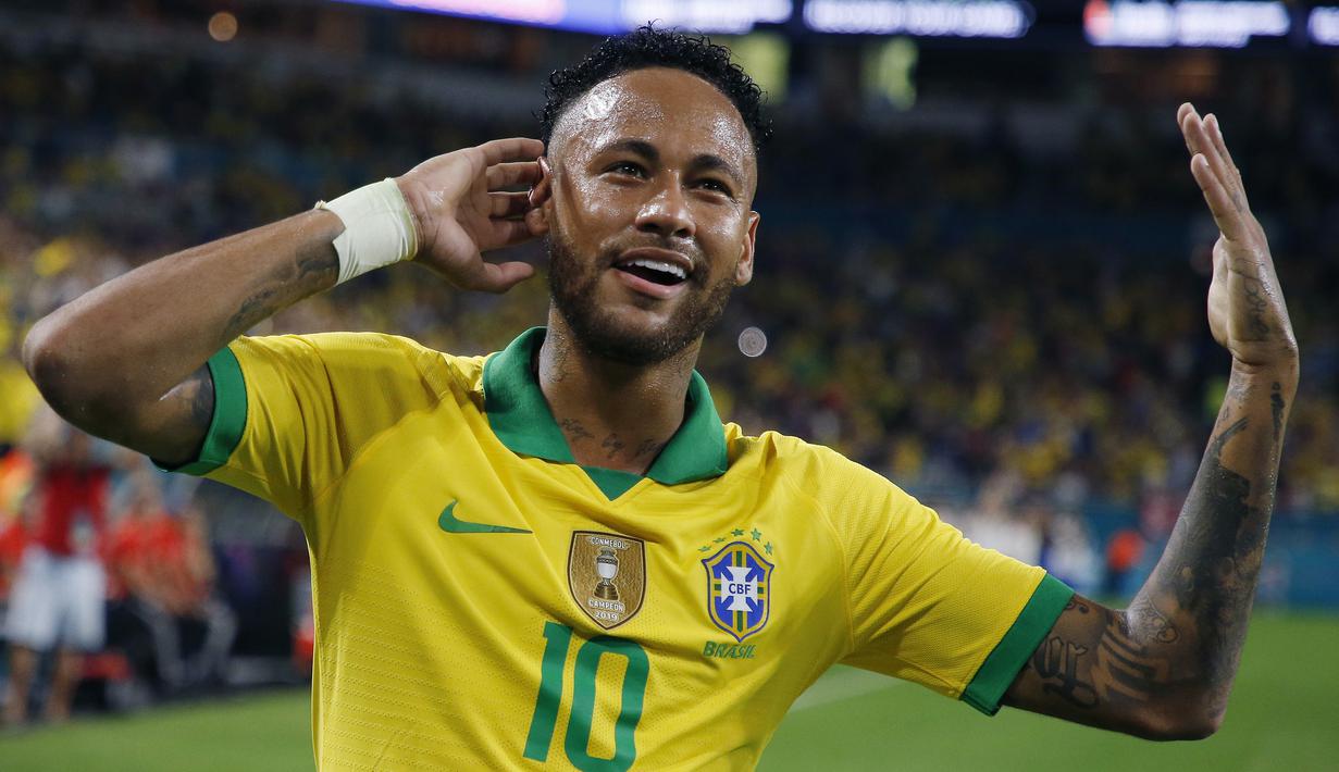 Striker Brasil, Neymar Jr, merayakan gol yang dicetaknya ke gawang Kolombia pada laga persahabatan di Stadion Hard Rock, Florida, Jumat (6/9). Kedua negara bermain imbang 2-2. (AFP/Rhona Wise)