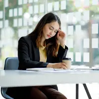 Ilustrasi perempuan lelaah bekerja/copyrightshutterstock/David Gyung