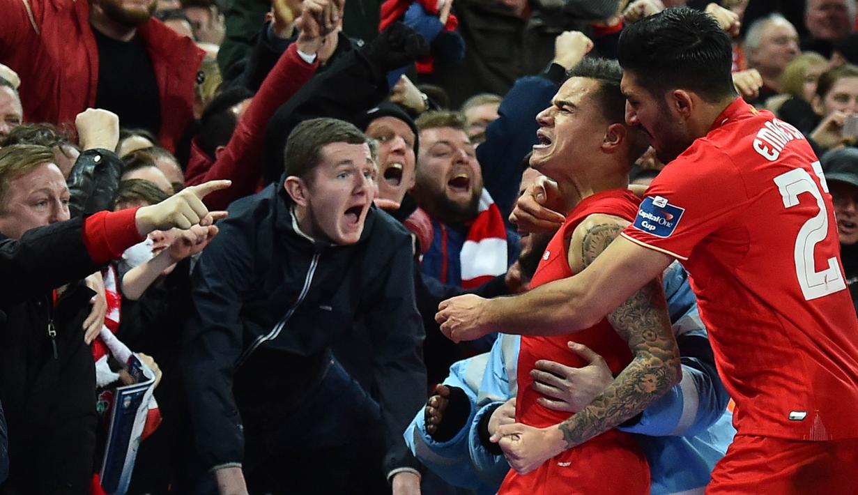 Gelandang Liverpool, Philippe Coutinho, merayakan gol yang dicetaknya ke gawang Manchester City pada laga Piala Liga di Stadion Wembley, London, Minggu (28/2/2016). Sepanjang karier di Liverpool, Coutinho mencetak 54 gol. (AFP/Ben Stansall)