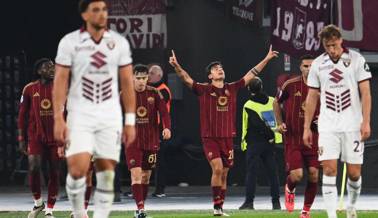 Pemain AS Roma, Paulo Dybala, melakukan selebrasi setelah mencetak gol ke gawang Torino. (AFP/Alberto Pizzoli)