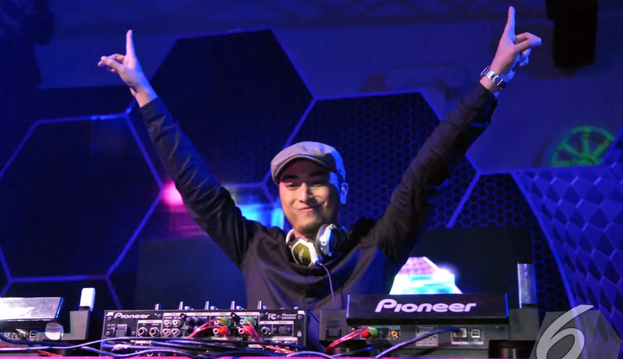 DJ Winky mengangkat kedua tangannya saat beraksi di Clear Black Party, Jakarta. Foto diambil pada Jumat (14/11/2014) (Liputan6.com/Panji Diksana)