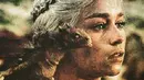 Emilia Clarke berhasil menyatukan sejumlah hal yang bertentangan, membuat mereka natural, kecantikan dan ketangguhan, emosionalisme dengan tekad berdarah dingin. (Via Instagram/@emilia_clarke)