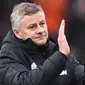 Pelatih Manchester United, Ole Gunnar Solskjaer, menyapa suporter usai dikalahkan Bournemouth pada laga Premier League di Stadion Vitality, Bournemouth, Sabtu (2/10). Bournemouth menang 1-0 atas MU. (AFP/Glyn Kirk)