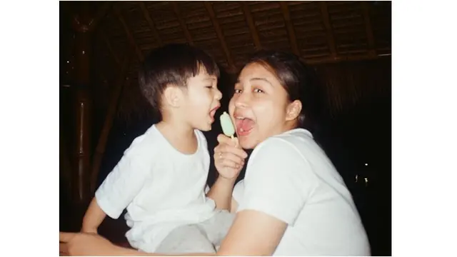 Potret Putri Titian Asuh Kedua Anaknya Tanpa Baby Sitter (sumber: instagram/@putrititian)