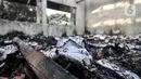 Kondisi buku di ruang perpustakaan usai kebakaran melanda SMA Negeri 100 Jakarta, Rabu (1/7/2020). Kebakaran yang terjadi sekitar pukul 11.00 WIB tersebut diduga akibat korsleting listrik di salah satu ruangan lantai 2 sekolah. (merdeka.com/Iqbal S Nugroho)