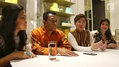 Perwakilan proyek film Mansinam (Man Is Man) Yudhi Purwanto Harjono (dua kanan) bersama Izaak Wondiwoy, Martha Limahelu, dan Deborah Caroline memberi keterangan di Jakarta, Minggu (12/5/2019). Film akan bercerita tentang perjalanan dua orang Belgia ke Mansinam tanah Papua. (Liputan6.com/Johan Tallo)