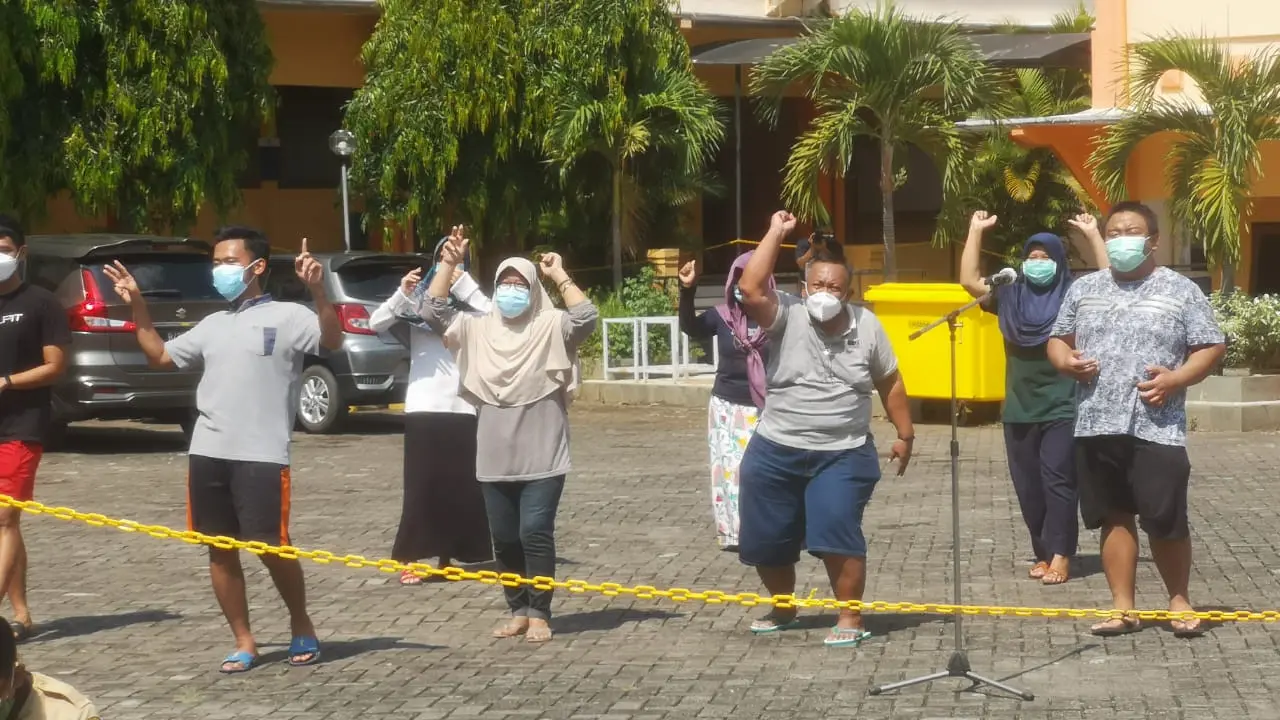 Pasien positif Covid-19 berstatus OTG di pusat isolasi BPSDMD Provinsi Jateng goyang badan untuk tingkatkan imun di depan panggung kemanusiaan empat kampus di Kota Semarang. (Foto: Liputan6.com/Humas Provinsi Jateng)