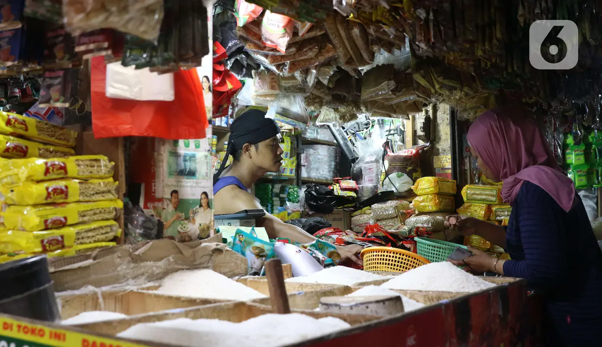 Pedagang sayur mayur melayani pembeli di pasar Kebayoran Lama, Jakarta, Senin (2/12/2019). Badan Pusat Statistik (BPS) mencatat angka inflasi sepanjang Januari-November 2019 sebesar 2,37 persen, lebih kecil ketimbang periode yang sama tahun lalu sebesar 2,50 persen. (Liputan6.com/Angga Yuniar)