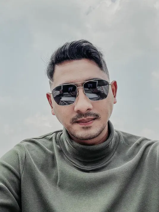 Arya Saloka makin terlihat kece saat mengenakan kacamata hitam. (Instagram/arya.saloka)