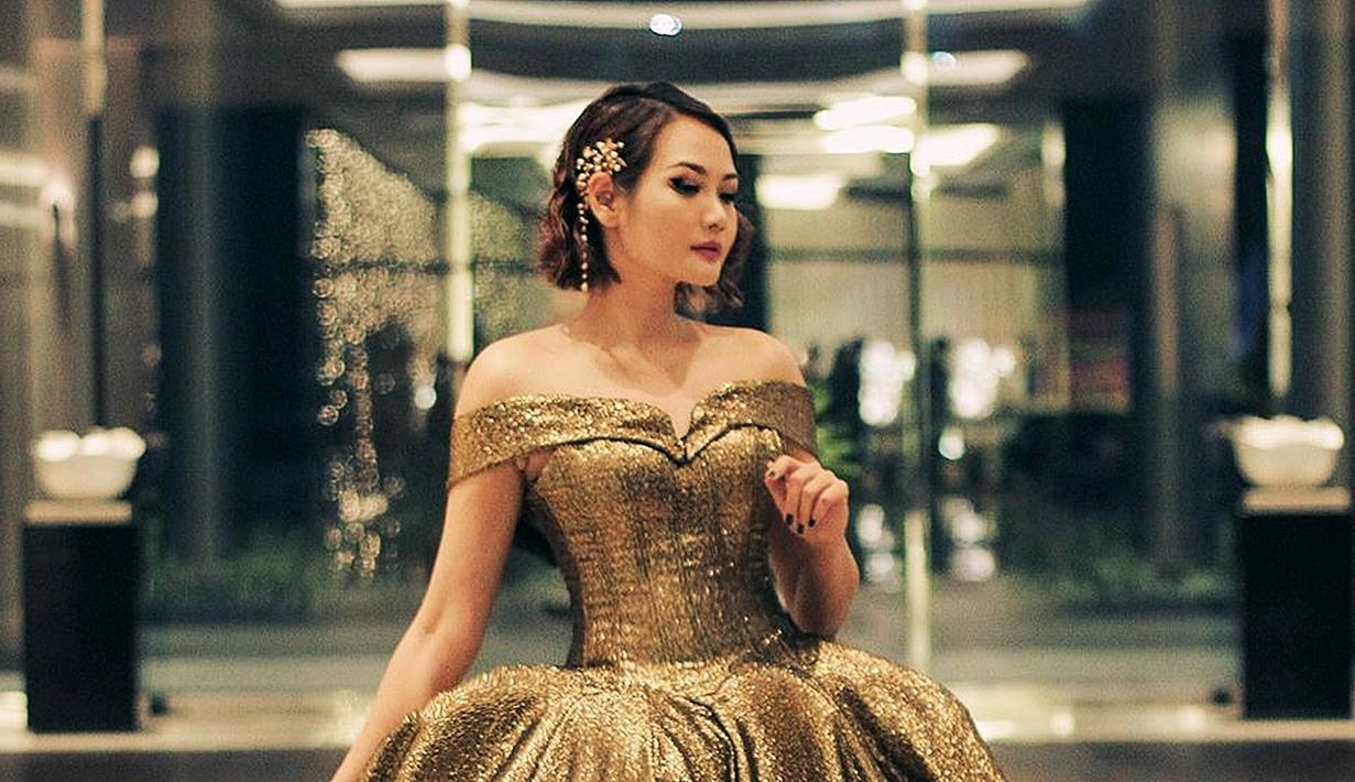 Alena Wu merupakan penyanyi kelahiran Malang, Jawa Timur, 9 November 1981. Alena Wu dalam karier bernyanyinya membidik pangsa pasar musik Mandarin di. Ia memulai single debutnya melalui lagu berjudul Lavender. (Liputan6.com/IG/@alenawuofficial)