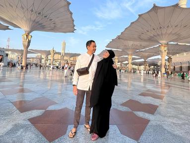 Ayu Dewi dan suami saat berada di Masjid Nabawi. "Rindu sejuknya Masjid Nabawi Mu Yaa Rabku," tulis Ayu Dewi. (Foto: Instagram/ mrsayudewi)