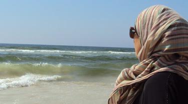 20+ Ide Foto Perempuan Berhijab Di Tepi Pantai