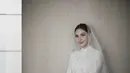 Jessica Mila resmi menikah pada bulan Juni. Ia pun tampil elegan mengenakan gaun berbordir lengkap dengan veilnya. @jscmilla