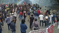 Ratusan massa aksi Malang Melawan menolak Omnibus Law di Bundaran Tugu Malang. Pagar kawat berduri dipasang polisi demi melindungi gedung DPRD Kota Malang dan Balai Kota Malang