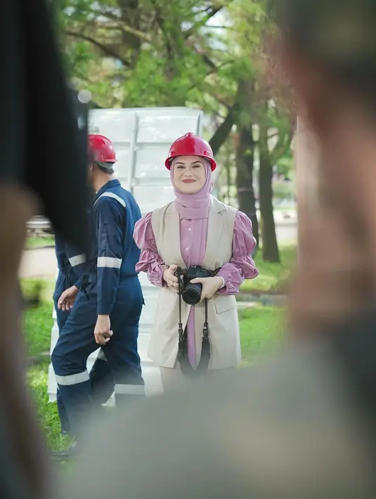 Di sini, Irish Bella tampil mengenakan outfit earth tone dengan sentuhan warna ungu. [Foto: Instagram/_irishbella_]