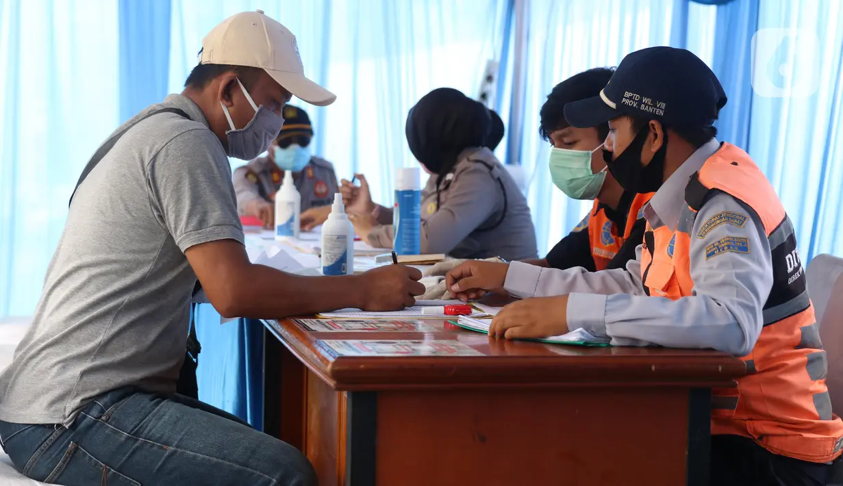 Penumpang yang akan menyeberang dengan kapal ferry menjalani pemeriksaan dokumen di Pelabuhan Merak, Banten, Senin (18/5/2020). Penumpang harus memenuhi sejumlah persyaratan ketat mencakup standar kesehatan dan verifikasi dokumen guna memutus rantai penyebaran COVID-19. (Liputan6.com/Angga Yuniar)