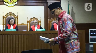 Mantan Menpora Imam Nahrawi bersiap menjalani sidang dakwaan kasus suap dana hibah KONI di Pengadilan Tipikor, Jakarta, Jumat (14/2/2020). Imam didakwa menerima suap sebesar Rp 11,5 miliar dari mantan Sekjen KONI Ending Fuad Hamidy dan mantan Bendahara KONI Johnny E Awuy. (Liputan6.com/Angga Yuniar)