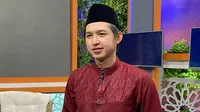 Ustaz Dennis Lim kini kerap muncul di televisi usai perjalanan spiritualnya menjadi sorotan. Pemilik nama Lin Zun Fu itu memiliki pengalaman yang kelam sebelum hijrah. Perjalanan tersebut berawal ketika dirinya mencari peruntungan hidup dengan menjalani karier di bagian IT sebuah kasino di Thailand, tahun 2014 lalu. (Liputan6.com/IG/@kohdennislim)