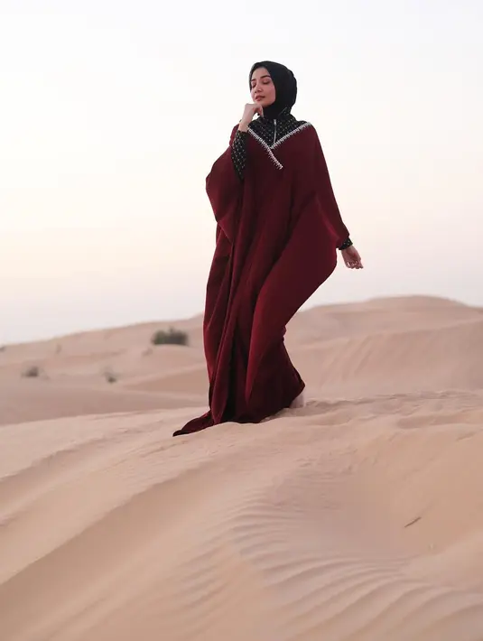 Berbagai jenis busana sepertinya sudah pernah dikenakan kakak Shireen Sungkar ini. Bahkan, Zaskia Sungkar kerap terlihat cantik dan memesona di setiap penampilannya.  (Instagram/zaskiasungkar15)