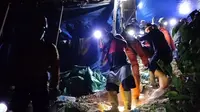 Kantor Pencarian dan Pertolongan (SAR) Gorontalo yang dibantu warga saat mengevakuasi korban UB (Arfandi Ibrahim/Liputan6.com)