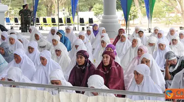 Citizen6, Surabaya: Peserta sholat taubat dan sholat istiqosah dari Kowal dan PNS Wanita, dalam rangka menyambut Ramadhan di Masjid Ibadurrahman Kesatrian Bumimoro Kobangdikal, Surabaya, Rabu, (18/7). (Pengirim: Penkobangdikal).