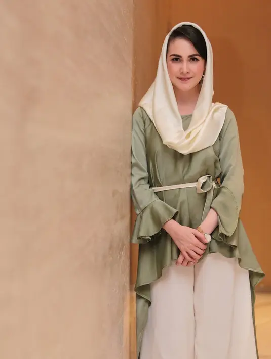 "Kagok pertama kali. Gak tahu awalnya. Jadi istri dari pejabat daerah itu lebih sulit daripada jadi artis," kata Arumi Bachsin di SCTV Tower, Senayan, Jakarta Pusat. (Adrian Putra/Bintang.com)