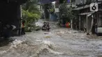 Warga berpegangan pada tali saat dievakuasi dari banjir di kawasan Tendean Jakarta, Sabtu (20/2/2021). Curah hujan yang tinggi menyebabkan banjir setinggi orang dewasa di kawasan Tendean. (Liputan6.com/Johan Tallo)