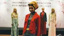 Seorang model memamerkan salah satu rancangan desainer Indonesia saat acara Indonesia Moslem Fashion di Gedung Kementerian Perdagangan RI, Jakarta, Rabu (29/10/2014) (Liputan6.com/Faizal Fanani)