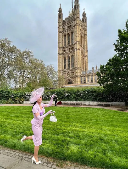 Fascinator dengan material jaring besar ini sukses jadi perbicaraan pada momentum penting tersebut. [Foto: Instagram/ Katy Perry]
