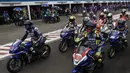 Para pebalap bersiap mengikuti Yamaha Sunday Race seri 1 di Sirkuit Sentul, Bogor, Minggu (8/4/2018). Lomba ini diselenggarakan oleh Yamaha Indonesia Motor Manufacturing dengan mempertandingan 10 kelas. (Bola.com/Vitalis Yogi Trisna)