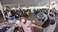 Warga menjalani vaksinasi Covid-19 di Pelabuhan Sunda Kelapa, Jakarta, Kamis (10/6/2021). Program vaksinasi massal disambut antusias oleh warga hingga menyebabkan antrean membeludak. (merdeka.com/Iqbal S. Nugroho)