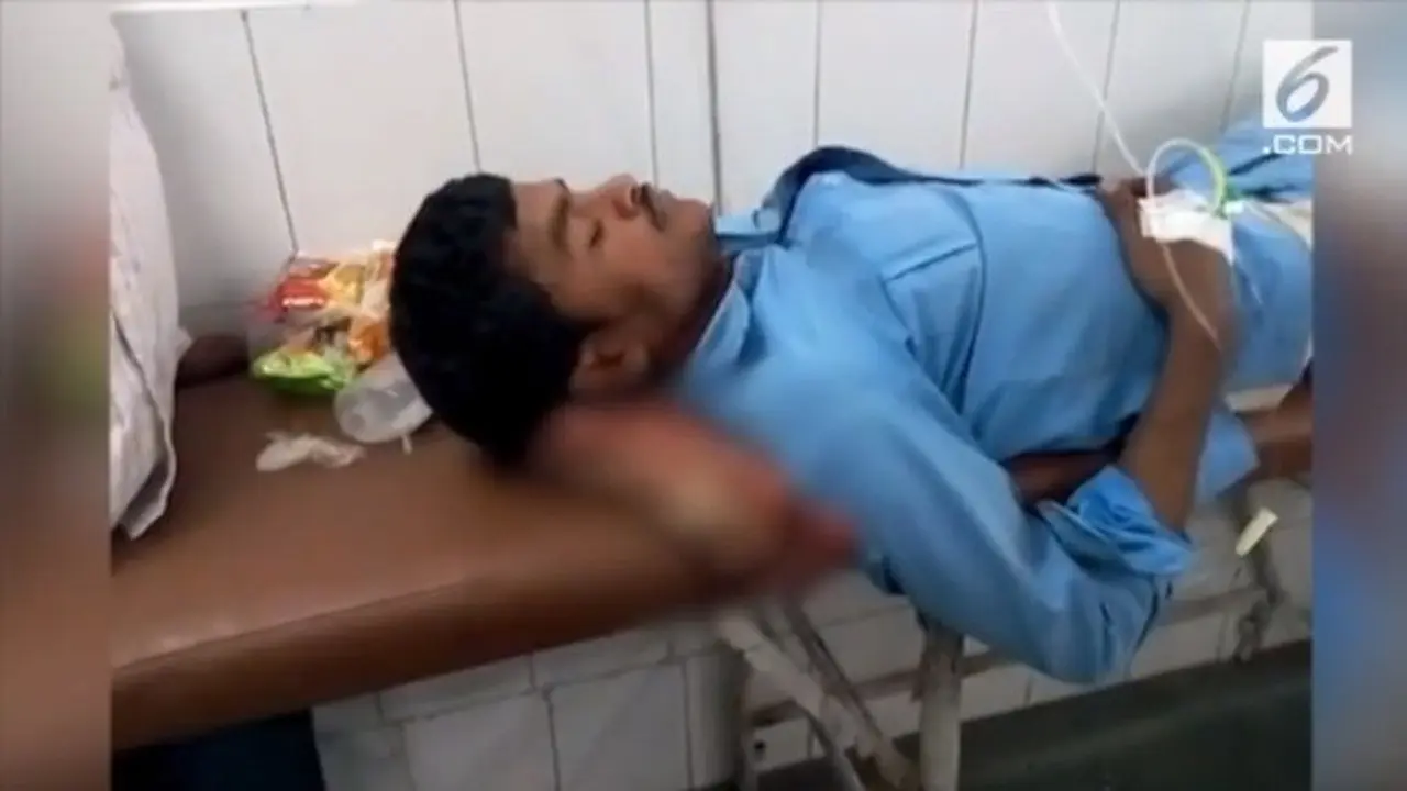 Pasien tidur dengan beralas potongan kaki sebagai bantal (Capture Vidio.com)